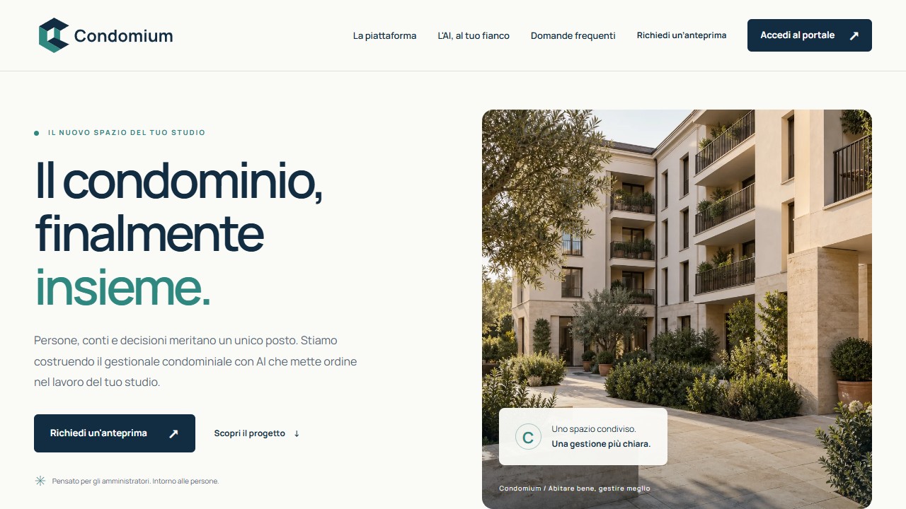 La landing pubblica di Condomium, con il logo, la presentazione del progetto e un cortile residenziale illustrativo